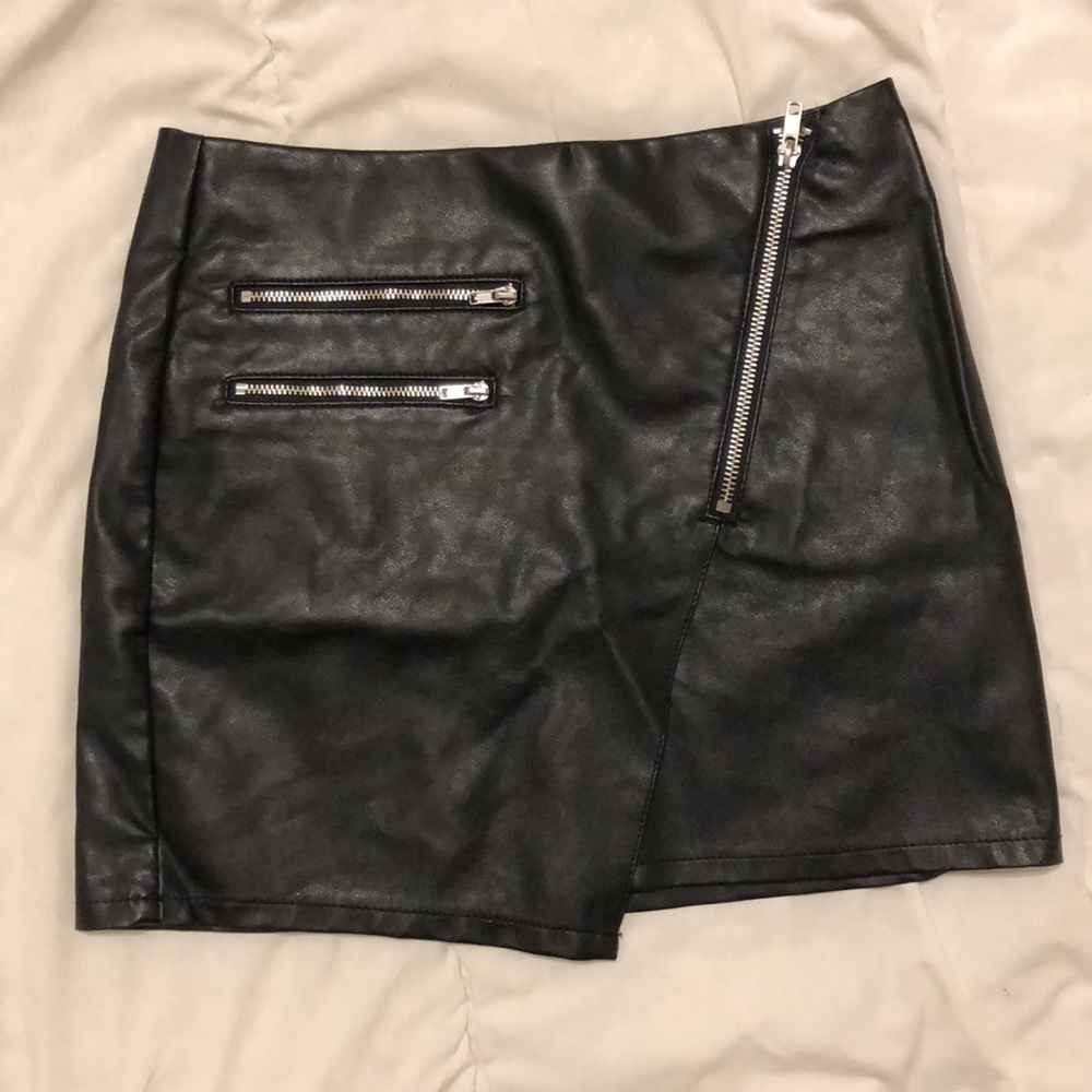 H&M FAUX LEATHER MINI SKIRT
